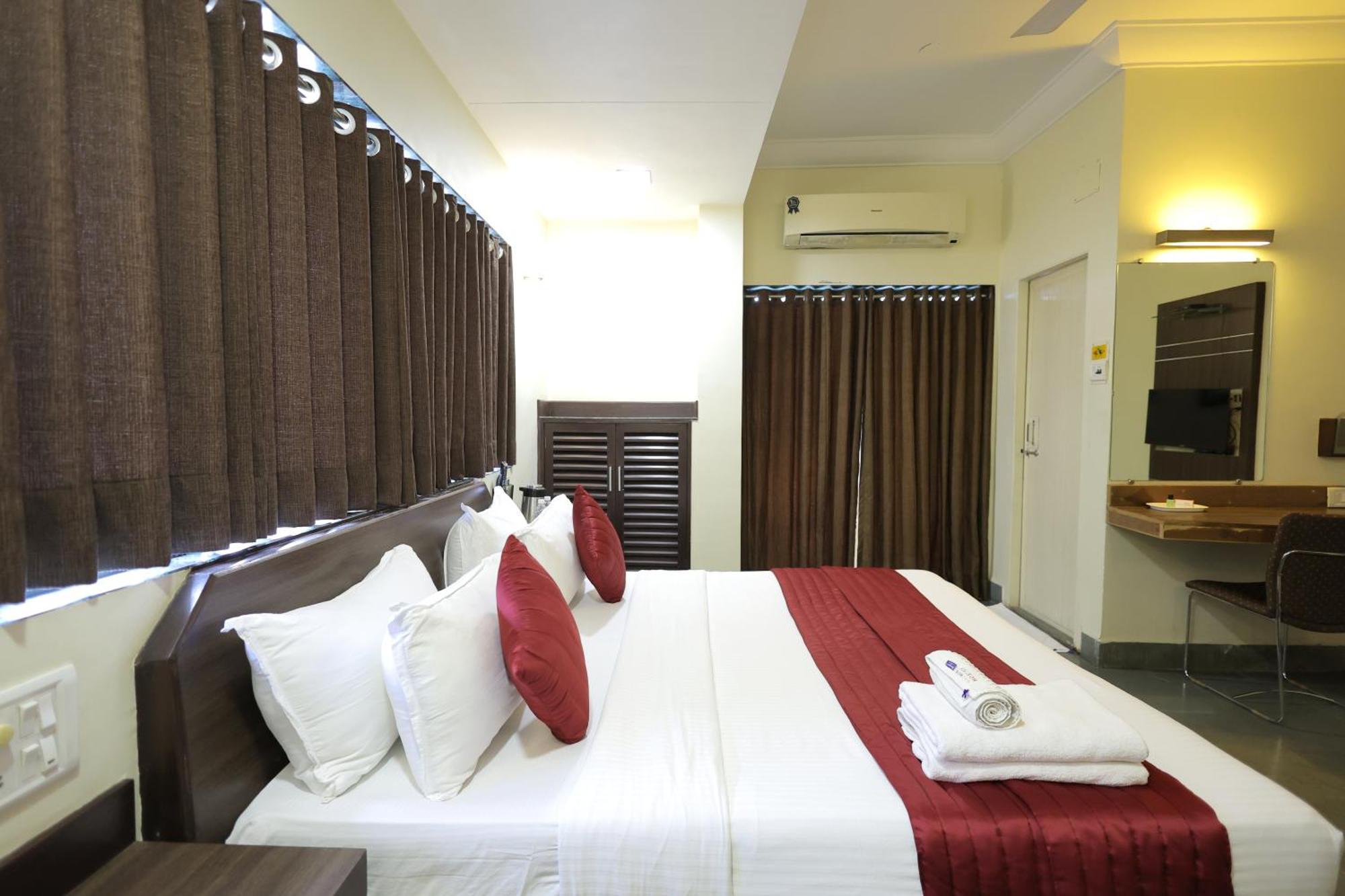 Hotel Hospice Surat Ngoại thất bức ảnh