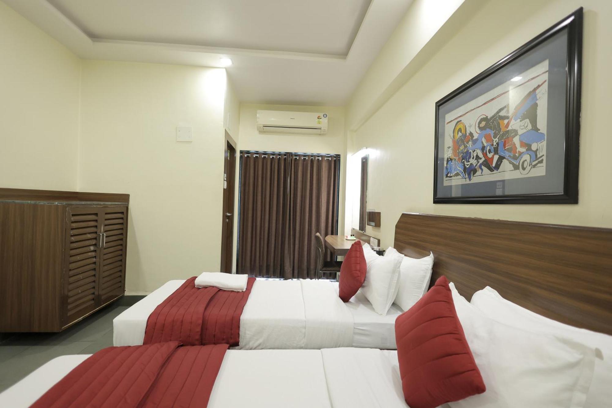 Hotel Hospice Surat Ngoại thất bức ảnh