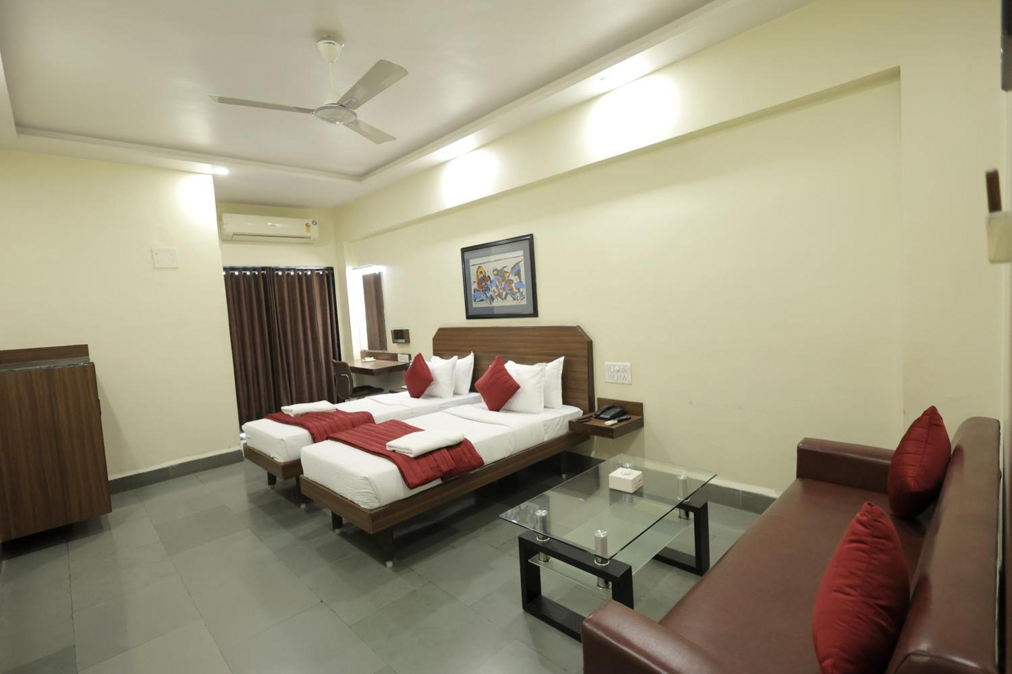 Hotel Hospice Surat Ngoại thất bức ảnh