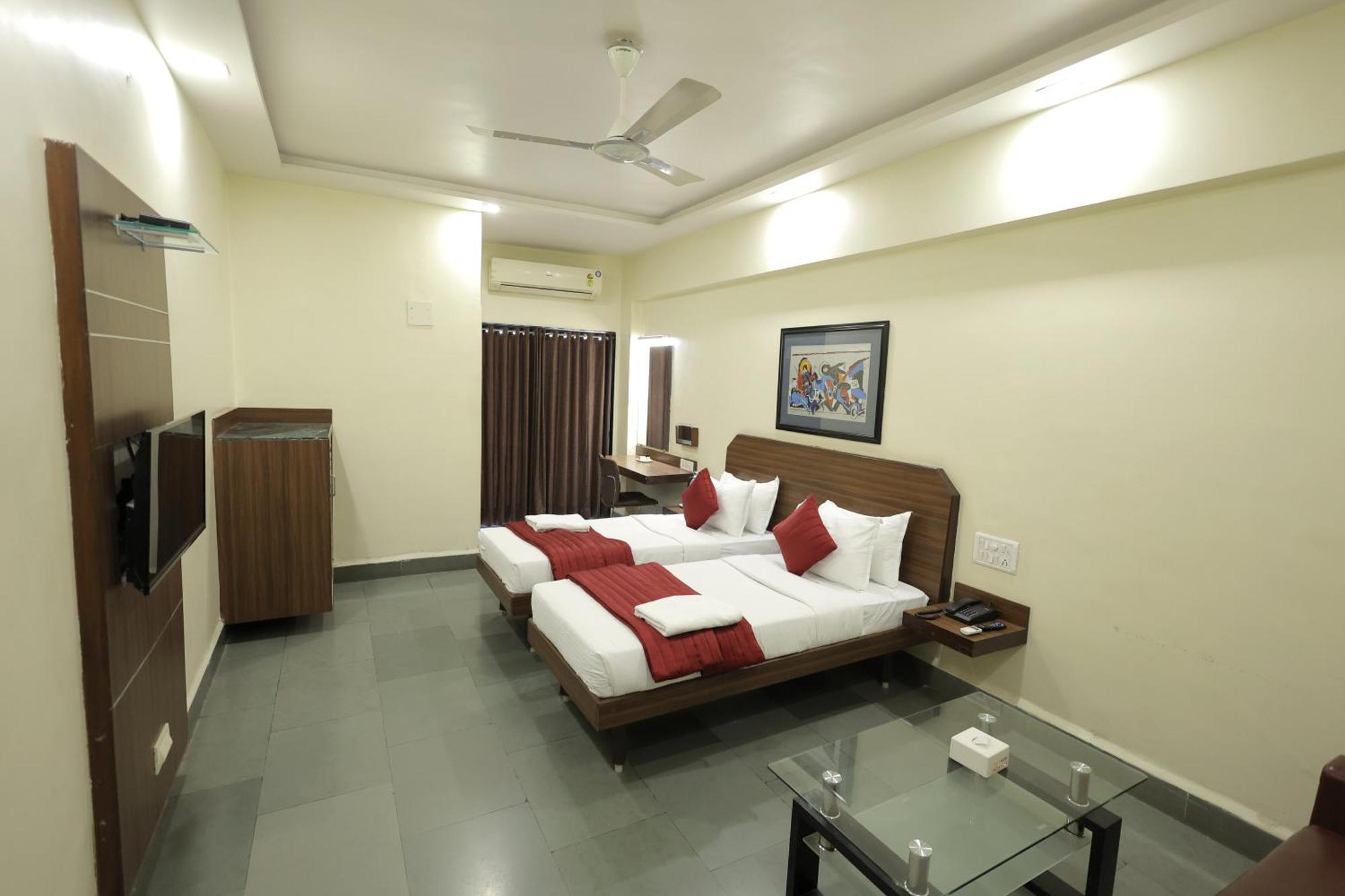 Hotel Hospice Surat Ngoại thất bức ảnh