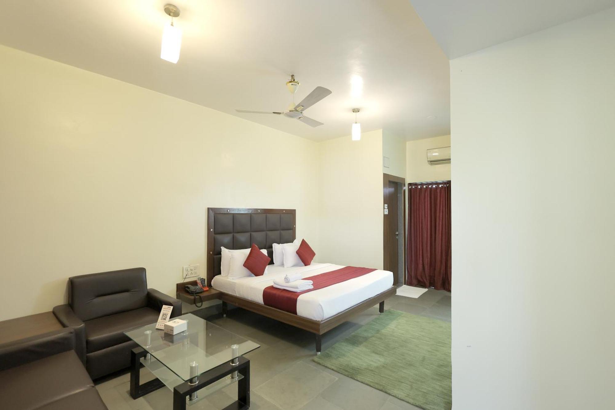 Hotel Hospice Surat Ngoại thất bức ảnh