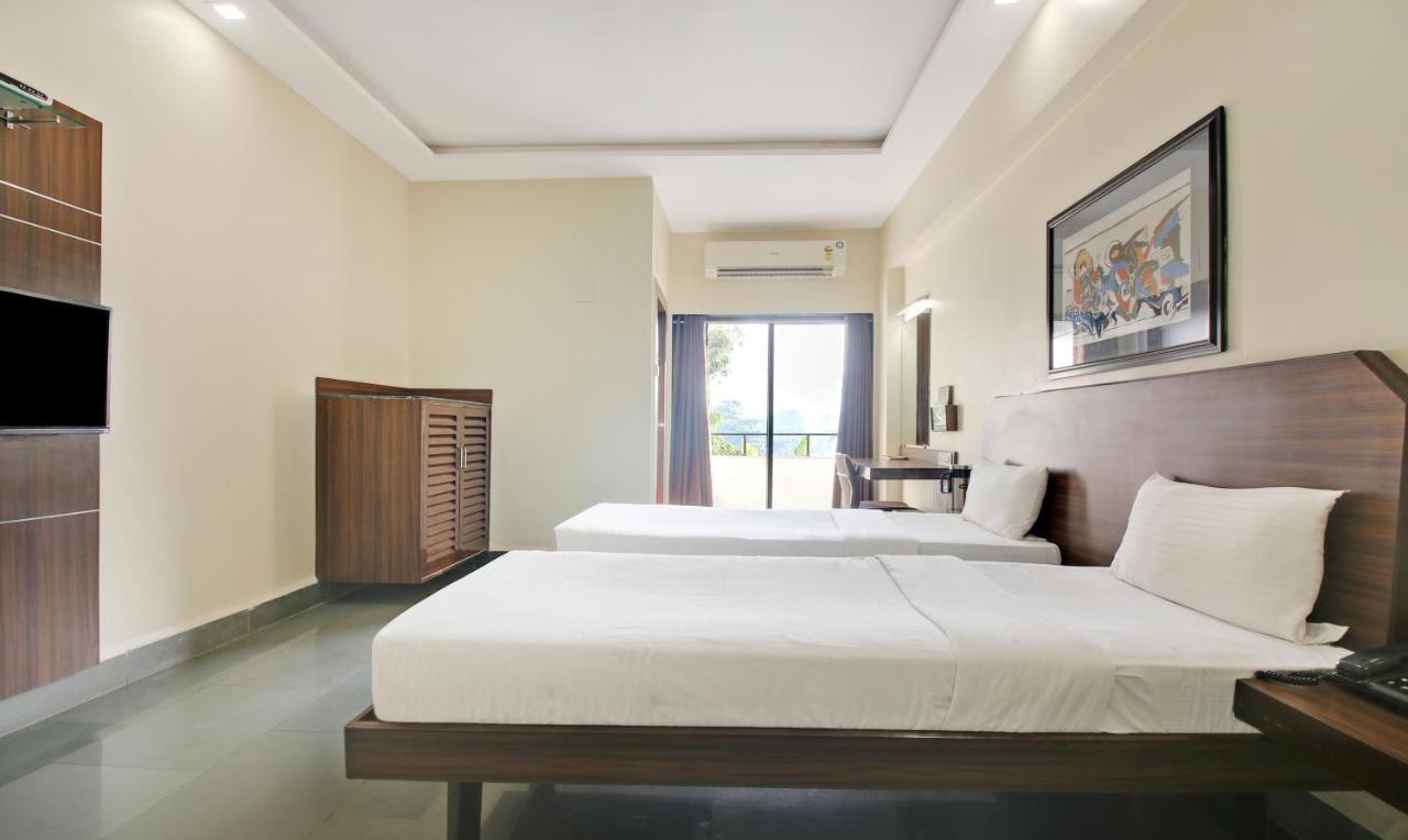 Hotel Hospice Surat Ngoại thất bức ảnh