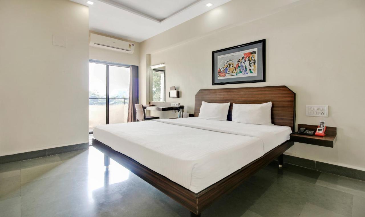 Hotel Hospice Surat Ngoại thất bức ảnh
